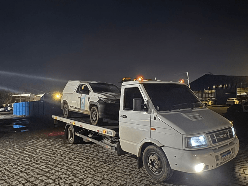 Guincho 24h em Santana de Parnaíba transportando veículo com plataforma